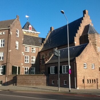 Spinhuiswal 1 / Sint Jorisstraat 131, voormalige refugiehuis.